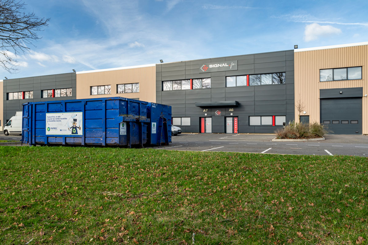 Facade des locaux signal.fr à Villebon avec bennes de recyclage